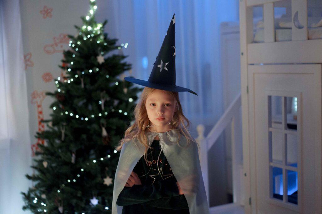 Kind als Zauberer: Ein Zauberer zum Geburtstag verschönert die Winterzeit daheim