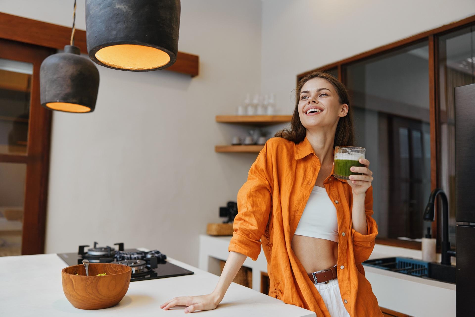 Frau mit Smoothie in der Küche | Vitamin c 1000