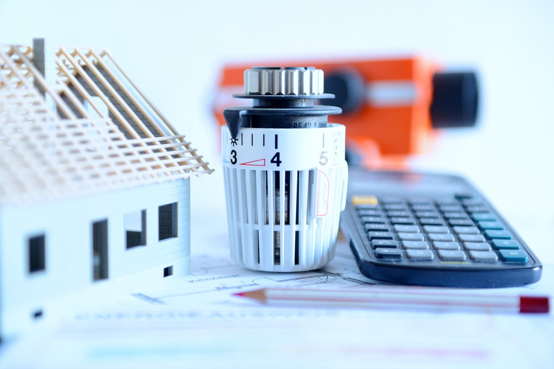 Heizungsregler mit Modellhaus und Taschenrechner | Heizölpreise München
