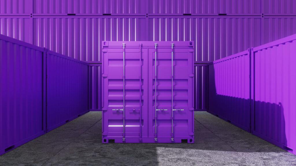 Violetter Lagercontainer in einer Containeranlage, stellvertretend fuer flexiblen und gut geschuetzten Stauraum wie bei einer lagerbox singen.